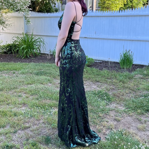 Formal Dress- HUNTER STYLE. Dress SLIGHTLY ALTERED - Picture 2 of 7